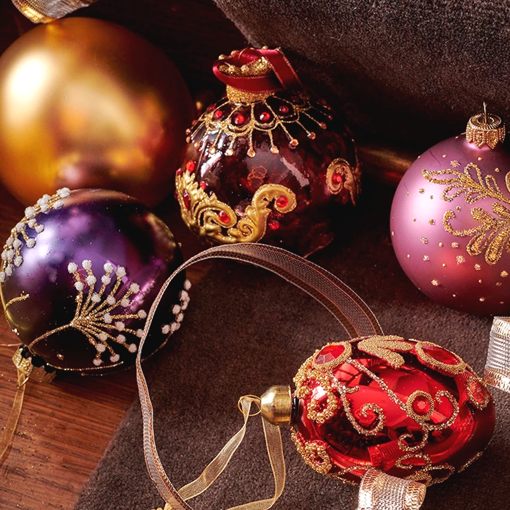 BAUBLES & ORNAMENTS